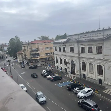 Lovely 2 In The Center Of The *