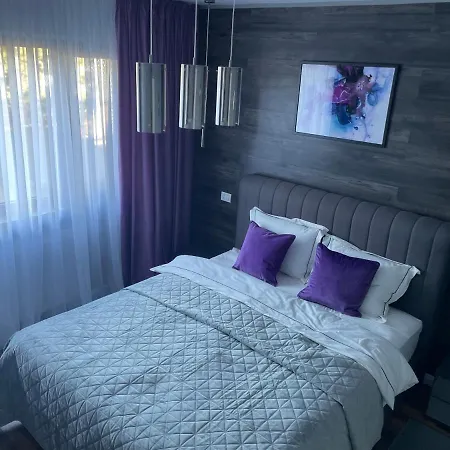 Lovely 2 In The Center Of The * Bucureşti