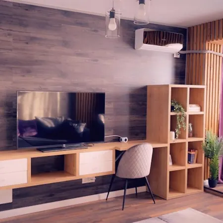 Lovely 2 In The Center Of The Bükreş