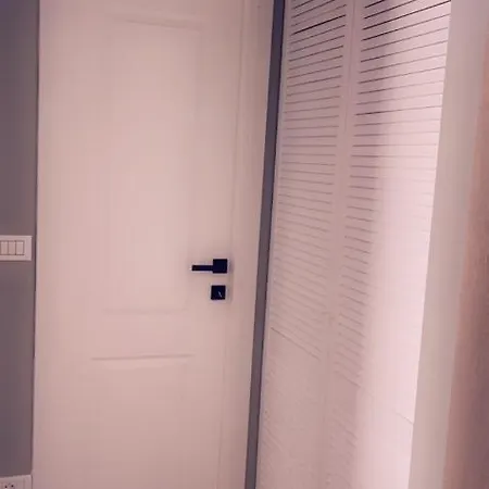 Lovely 2 In The Center Of The Bükreş