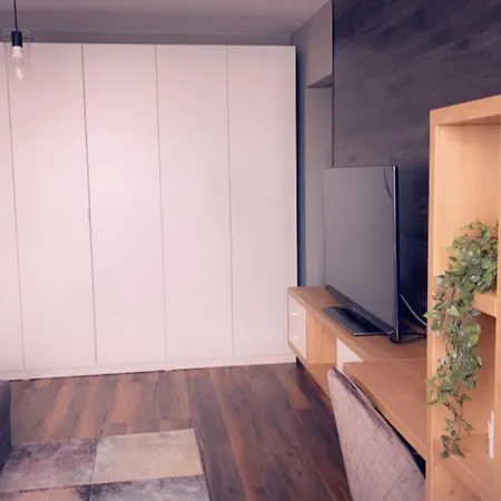 Lovely 2 In The Center Of The * Bükreş