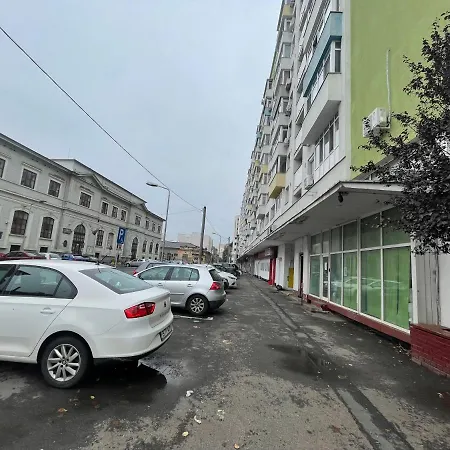 Lovely 2 In The Center Of The *