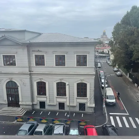 Lovely 2 In The Center Of The Bükreş