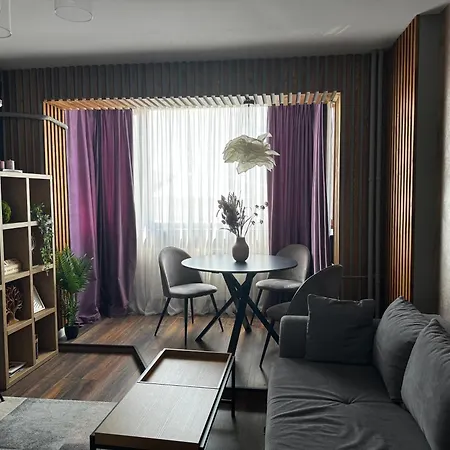 Lovely 2 In The Center Of The *