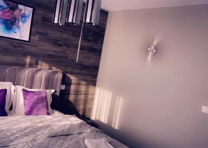 Lovely 2 In The Center Of The *