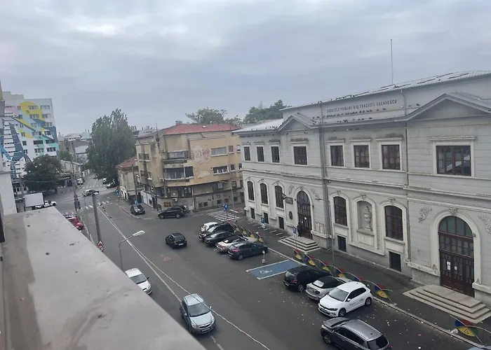 Lovely 2 In The Center Of The *