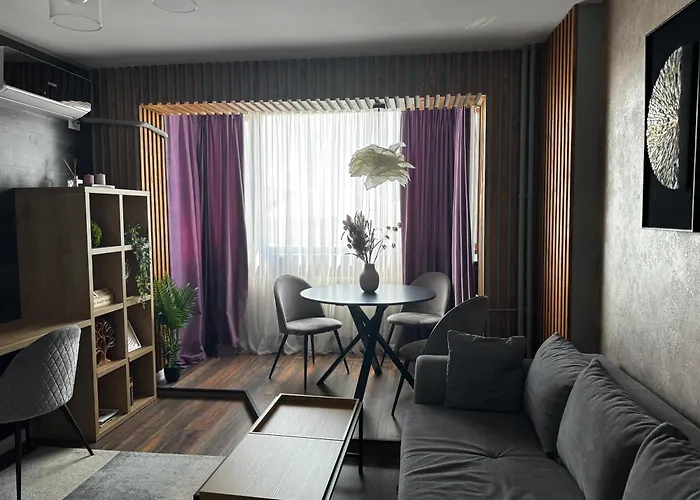 Lovely 2 In The Center Of The *