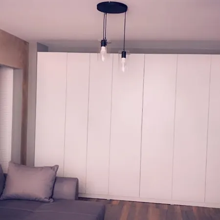 Lovely 2 In The Center Of The *