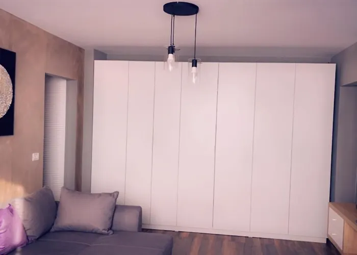 Lovely 2 In The Center Of The *