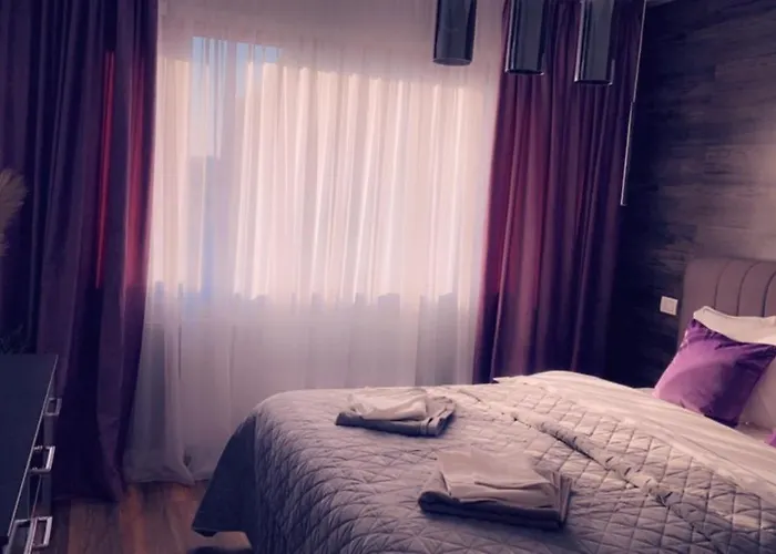 Lovely 2 In The Center Of The * Boekarest